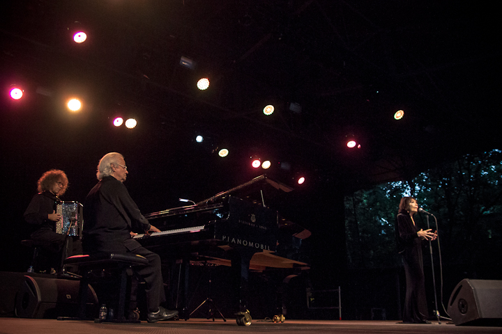 juliette Gréco @ OLT Rivierenhof, picture 6, photographed by Walter Grimm - FrontView Magazine