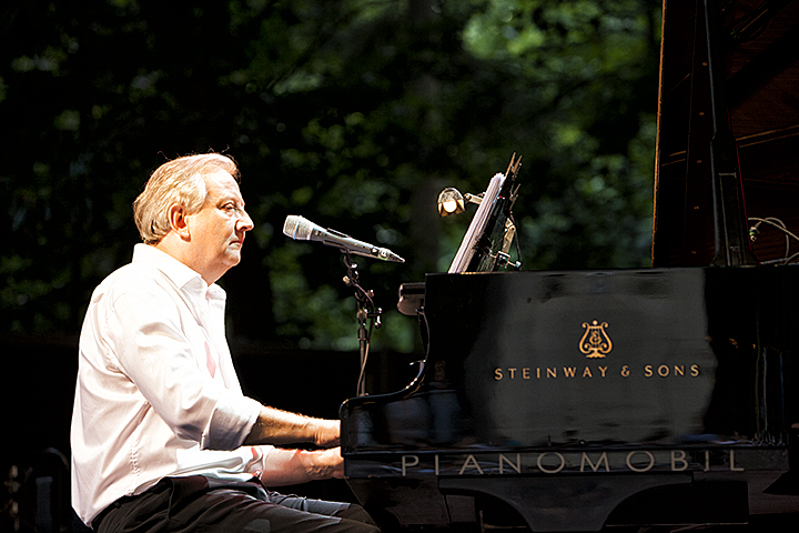 Wim Mertens Ensemble @ Openlucht theater Rivierenhof, picture 1, photographed by Frank Lambrechts - FrontView Magazine