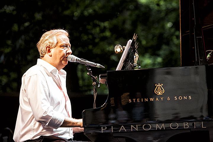 Wim Mertens Ensemble @ Openlucht theater Rivierenhof, picture 2, photographed by Frank Lambrechts - FrontView Magazine