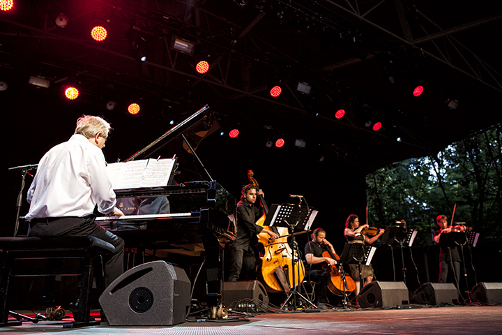 Wim Mertens Ensemble @ Openlucht theater Rivierenhof, picture 7, photographed by Frank Lambrechts - FrontView Magazine