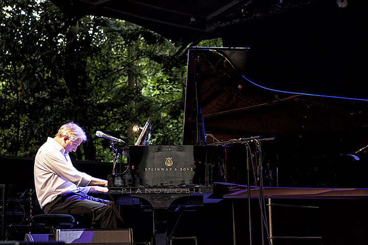Wim Mertens Ensemble @ Openlucht theater Rivierenhof, picture 10, photographed by Frank Lambrechts - FrontView Magazine