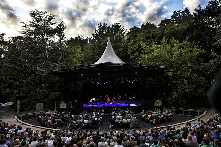 Wim Mertens Ensemble @ Openlucht theater Rivierenhof, picture 11, photographed by Frank Lambrechts - FrontView Magazine