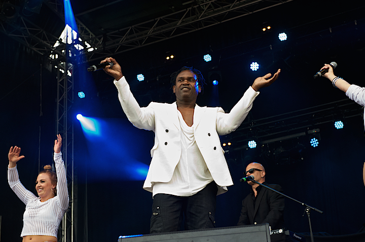 Dr Alban @ Nostalgie Beach Festival, picture 5, photographed by James Van Roosbroeck - FrontView Magazine