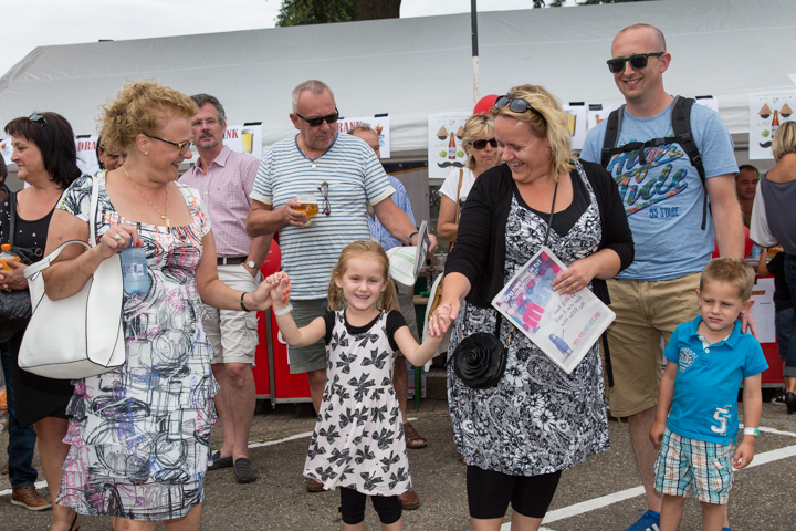 Publieksfoto's & Sfeer @ Limburg Zingt 2015 te Houthalen-Helchteren, picture 35, photographed by Guy Danneels - FrontView Magazine
