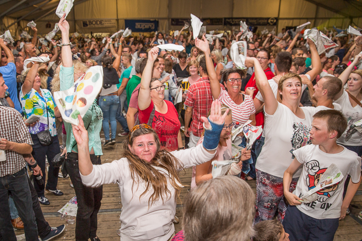 Podium & Sfeer @ Vlaanderen Zingt 2015 in Schoten, picture 151, photographed by Guy Danneels - FrontView Magazine