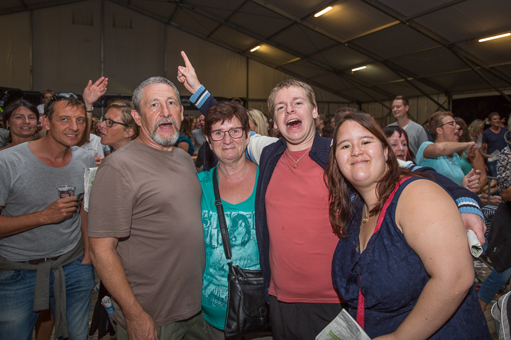 Publieksfoto's & Sfeer Reeks B @ Vlaanderen Zingt 2015 in Schoten, picture 86, photographed by Guy Danneels - FrontView Magazine