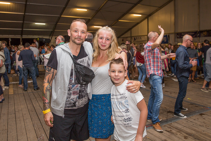 Publieksfoto's & Sfeer Reeks B @ Vlaanderen Zingt 2015 in Schoten, picture 105, photographed by Guy Danneels - FrontView Magazine
