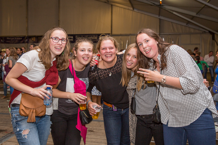 Publieksfoto's & Sfeer Reeks B @ Vlaanderen Zingt 2015 in Schoten, picture 108, photographed by Guy Danneels - FrontView Magazine
