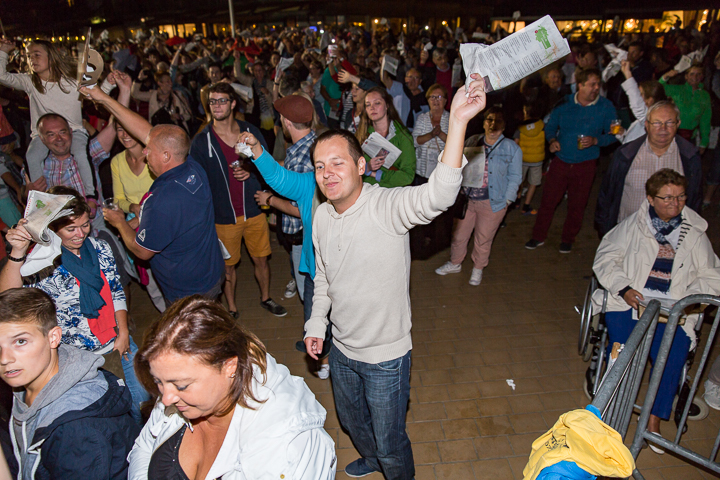 Podium & Sfeer @ Vlaanderen Zingt 2015 in Nieuwpoort, picture 140, photographed by Guy Danneels - FrontView Magazine