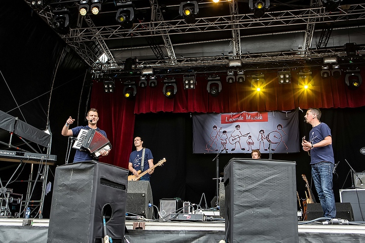 Pechvogels of Gelukzakken @ Villa Pace 2015, picture 17, photographed by FrontView Magazine
