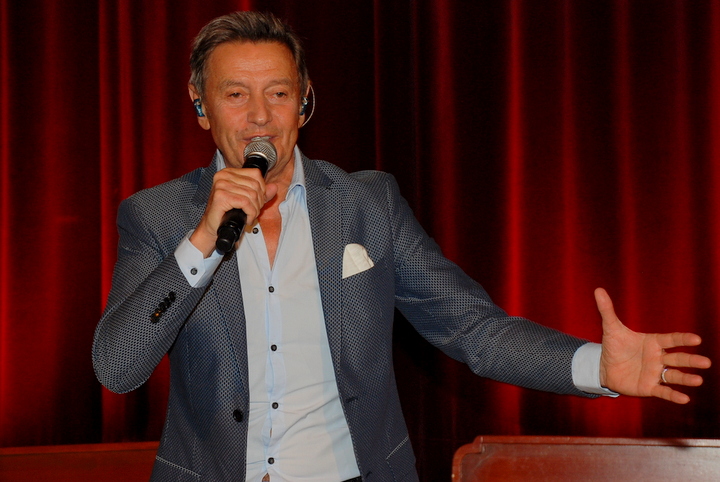CD voorstelling Willy Sommers @ Zaal Eldorado Humbeek, picture 4, photographed by Peter Minnebo - FrontView Magazine