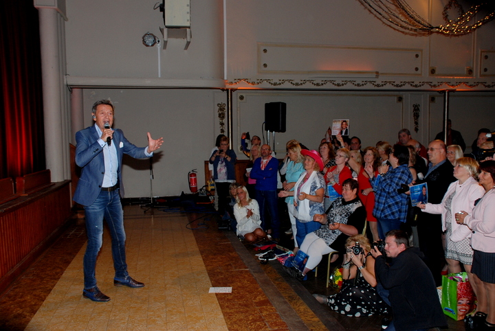 CD voorstelling Willy Sommers @ Zaal Eldorado Humbeek, picture 8, photographed by Peter Minnebo - FrontView Magazine