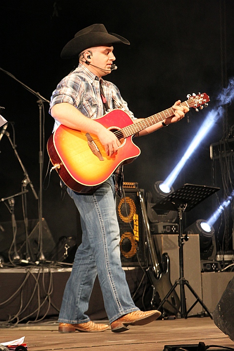 Robby Longo @ Bogget Fieest, picture 1, photographed by Heidi Elen - FrontView Magazine