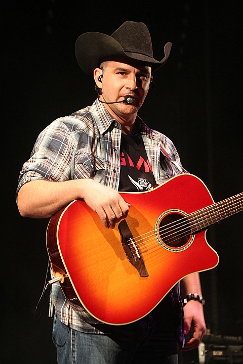 Robby Longo @ Bogget Fieest, picture 4, photographed by Heidi Elen - FrontView Magazine