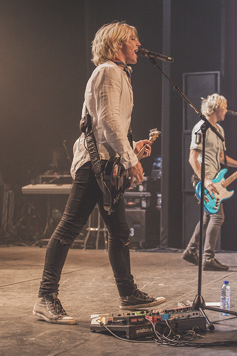 R5: SometimeLast Night tour @ Stadsschouwburg Antwerpen, picture 11, photographed by Alana Clemens - FrontView Magazine