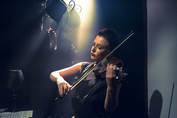 Kovacs @ Ancienne Belgique Club, picture 2, photographed by Geert Pieters - FrontView Magazine