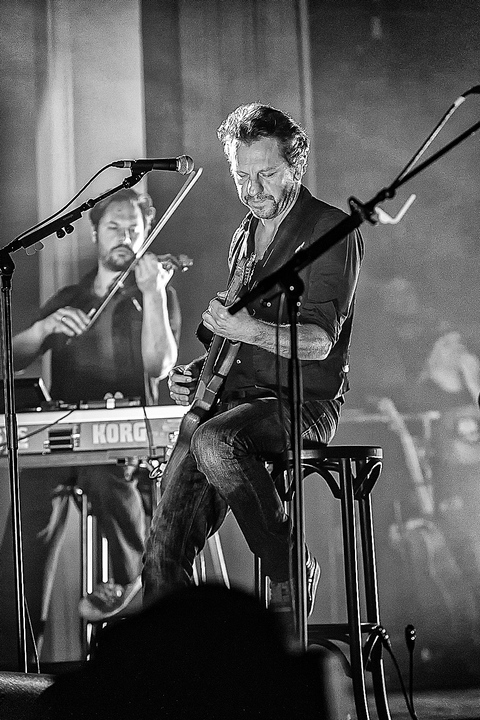 dEUS - Soft Electric Tour @ De Roma, foto 7, foto's door Edwin Houdevelt - FrontView Magazine