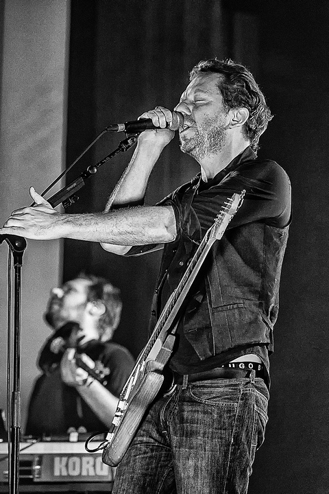 dEUS - Soft Electric Tour @ De Roma, foto 10, foto's door Edwin Houdevelt - FrontView Magazine