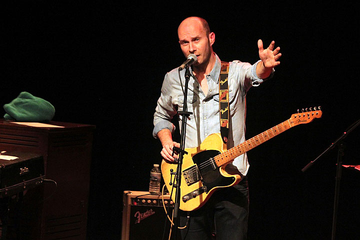 Tom van Stiphout, "Playing Guitar Helps" @ CC Meeuwen, picture 1, photographed by Heidi Elen - FrontView Magazine