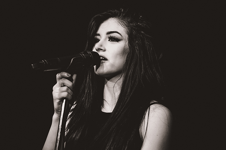 AGAINST THE CURRENT vs. ROAM vs. THE OVERSLEPT @ Muziekodroom, foto 15, foto's door Alana Clemens - FrontView Magazine