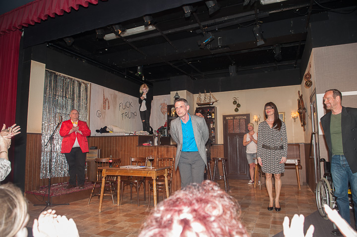Première De Cafékwis @ EWT Theater, foto 3, foto's door Goele Bormans - FrontView Magazine