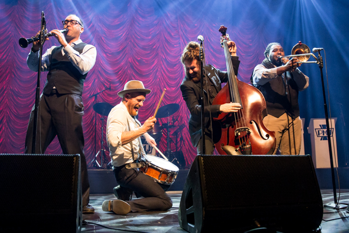 Scott Bradlee's Postmodern Jukebox @ AB, picture 16, photographed by Dorien Goetschalckx - FrontView Magazine