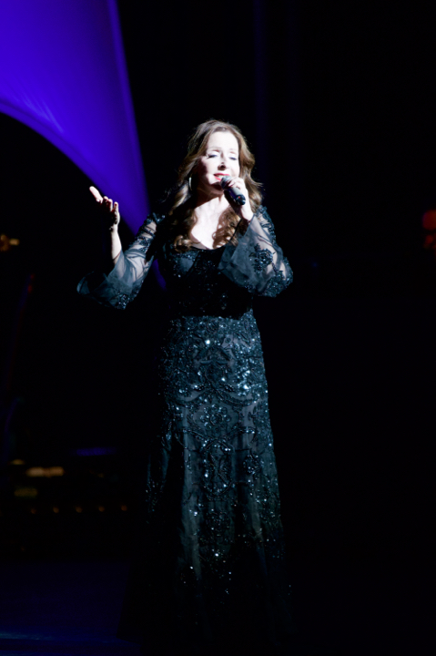 Vicky Leandros @ Oostende Kursaal, picture 5, photographed by Bart Baevegems - FrontView Magazine