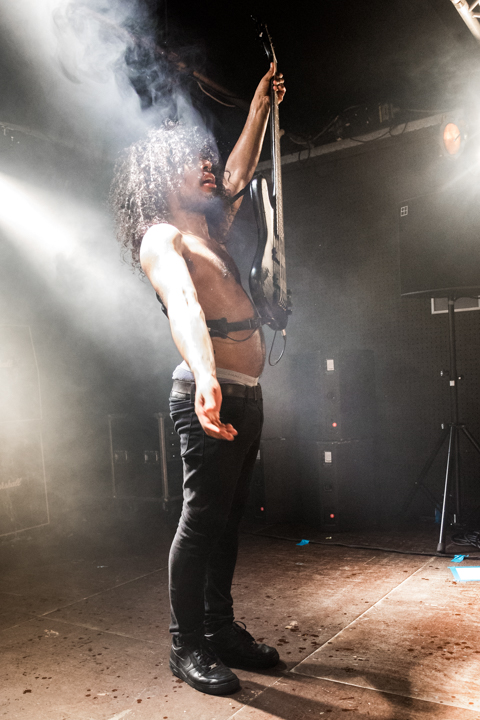 Issues @ Trix Club, foto 25, foto's door Erwin Evrard - FrontView Magazine