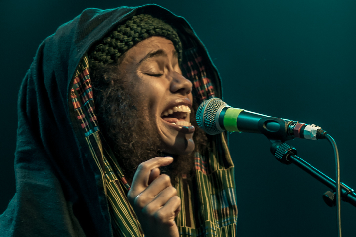 Nneka @ Festival Mundial, picture 9, photographed by Frank Bogers - FrontView Magazine