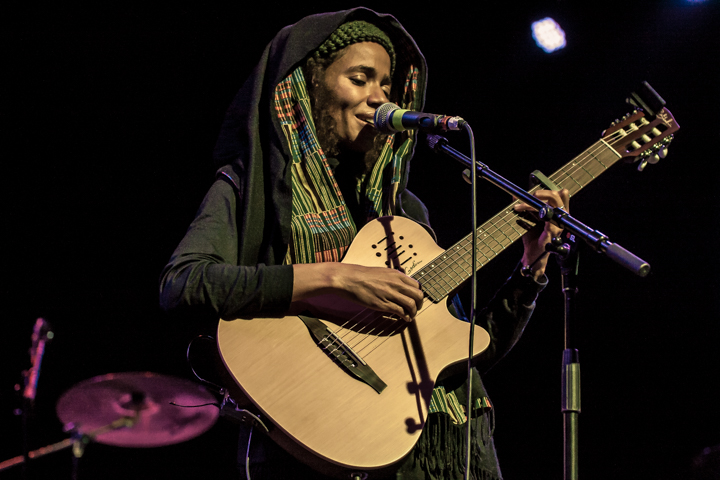 Nneka @ Festival Mundial, picture 15, photographed by Frank Bogers - FrontView Magazine