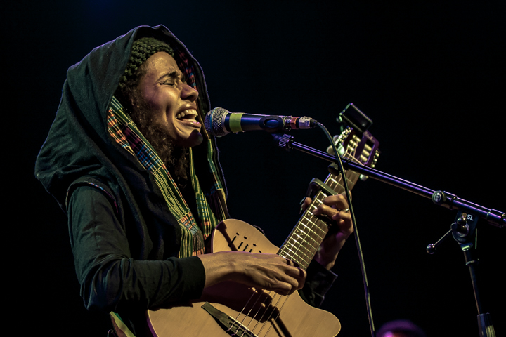 Nneka @ Festival Mundial, picture 17, photographed by Frank Bogers - FrontView Magazine