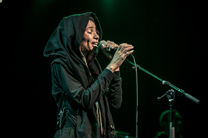 Nneka @ Festival Mundial, picture 18, photographed by Frank Bogers - FrontView Magazine