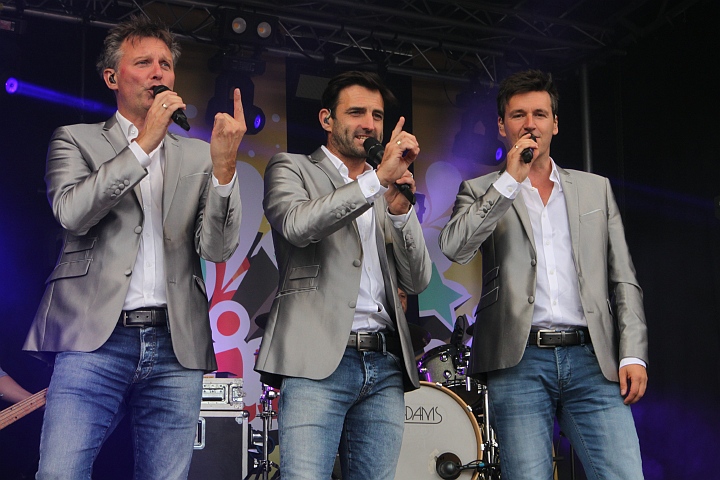 Vlaanderen Feest op het Plein @ Malle, picture 15, photographed by Heidi Elen - FrontView Magazine