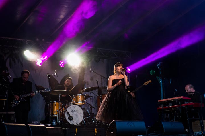 Lady Linn & her magnificent seven @ engie parkies, picture 2, photographed by Dieter  Boone - FrontView Magazine
