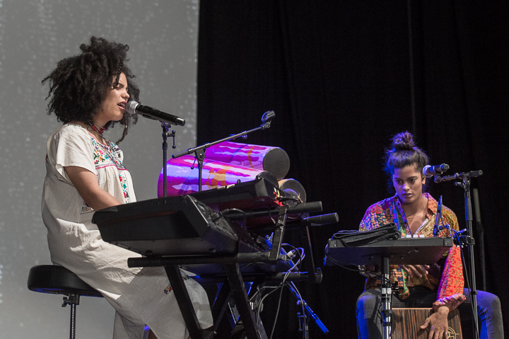 Ibeyi @ Gent Jazz 2016, foto 3, foto's door Jan van Hecke - FrontView Magazine