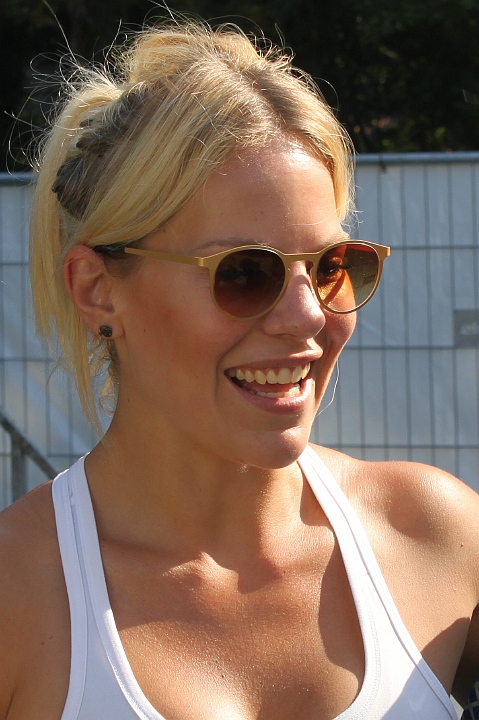 Eline Demunck @ Buitenbeenpop, Leopoldsburg, picture 1, photographed by Heidi Elen - FrontView Magazine
