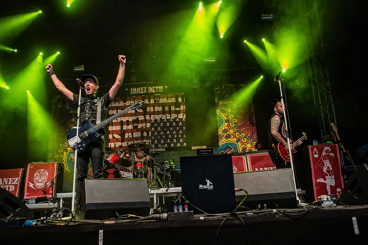 Janez Detd @ Boerenrock 2016, foto 20, foto's door Edwin Houdevelt - FrontView Magazine