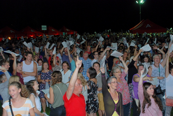 Vlaanderen Zingt @ Ekeren, picture 2, photographed by Peter Minnebo - FrontView Magazine