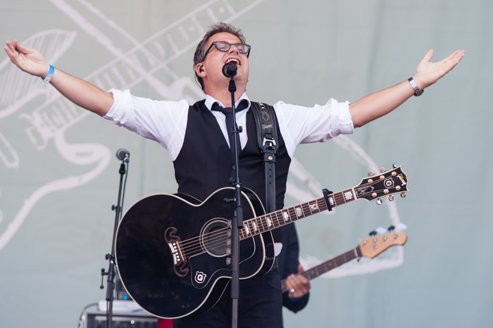 Guus Meeuwis @ Strandfestival ZAND, foto 1, foto's door Frank Bogers - FrontView Magazine