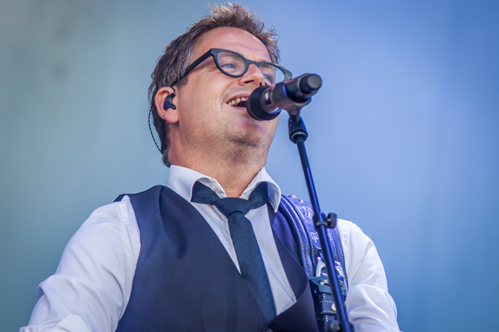 Guus Meeuwis @ Strandfestival ZAND, foto 5, foto's door Frank Bogers - FrontView Magazine