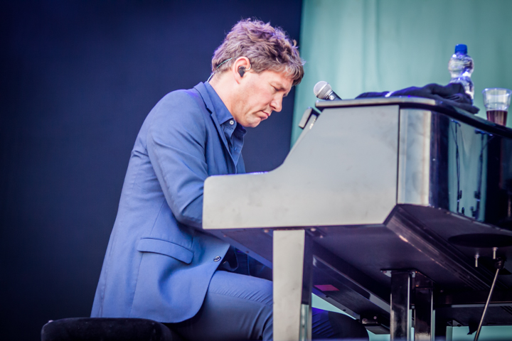 Guus Meeuwis @ Strandfestival ZAND, foto 10, foto's door Frank Bogers - FrontView Magazine