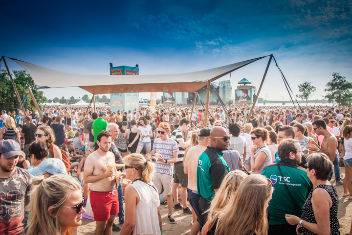 Typhoon @ Strandfestival ZAND, foto 14, foto's door Frank Bogers - FrontView Magazine
