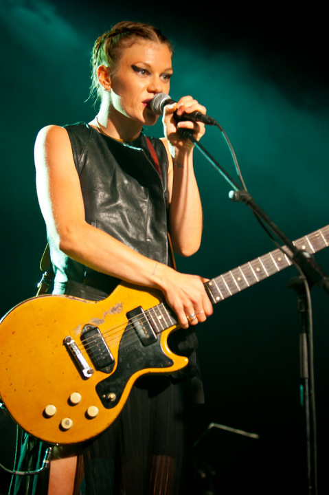 Trixie Whitley @ Ten Vrede Diksmuide, picture 15, photographed by Devid Camerlynck - FrontView Magazine