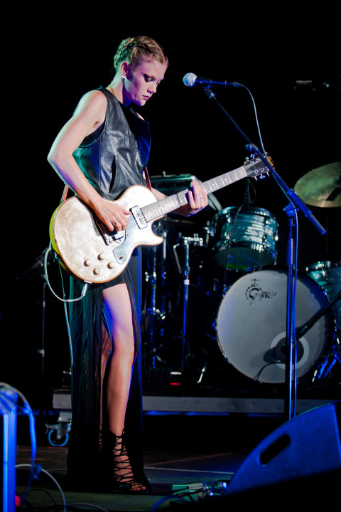 Trixie Whitley @ Ten Vrede Diksmuide, picture 22, photographed by Devid Camerlynck - FrontView Magazine