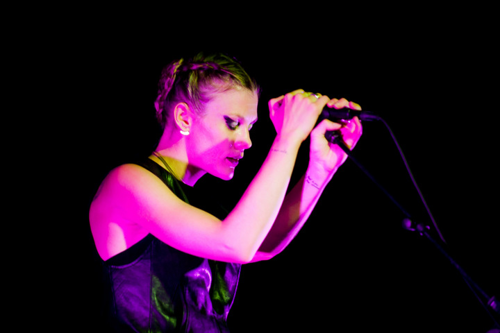 Trixie Whitley @ Ten Vrede Diksmuide, picture 27, photographed by Devid Camerlynck - FrontView Magazine