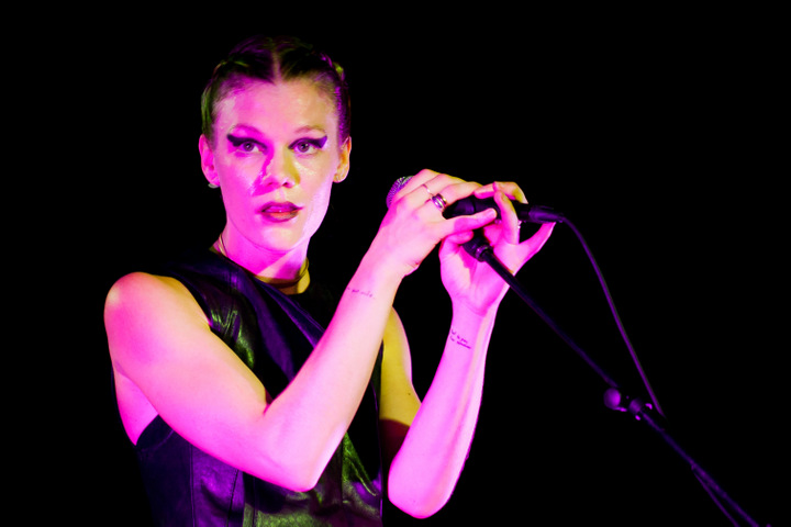 Trixie Whitley @ Ten Vrede Diksmuide, picture 29, photographed by Devid Camerlynck - FrontView Magazine