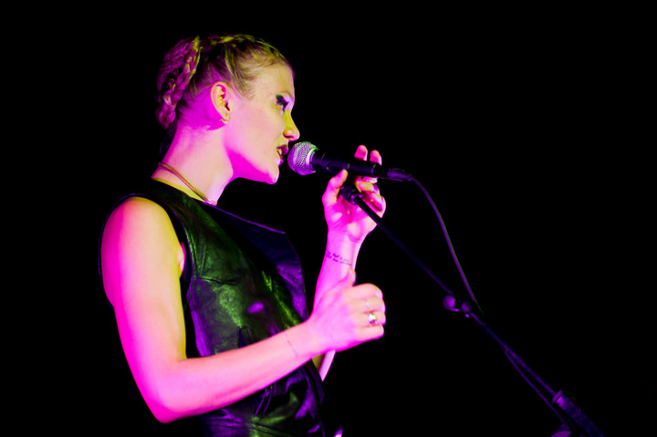 Trixie Whitley @ Ten Vrede Diksmuide, picture 32, photographed by Devid Camerlynck - FrontView Magazine