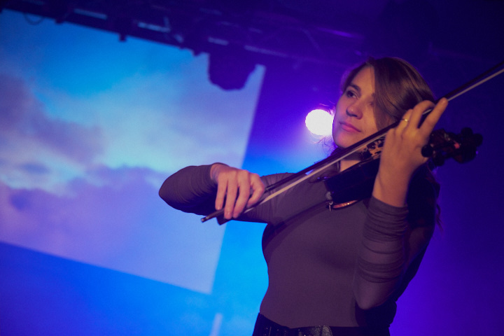 Taylor Davis @ Trix Club, foto 1, foto's door James Van Roosbroeck - FrontView Magazine