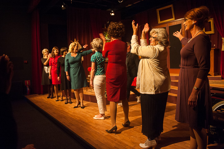 Première 8 vrouwen EWT Theater, foto 16, foto's door Goele Bormans - FrontView Magazine