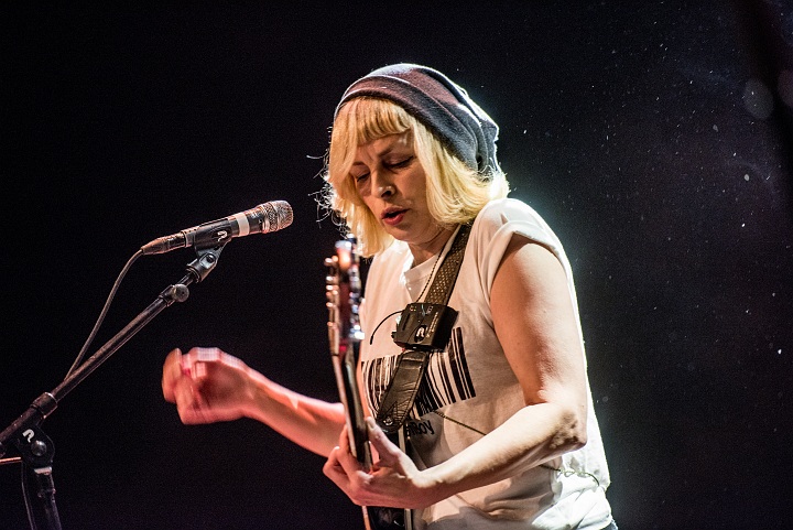 Bettie Serveert @ Klokgebouw Eindhoven, picture 15, photographed by Luc Luyten - FrontView Magazine